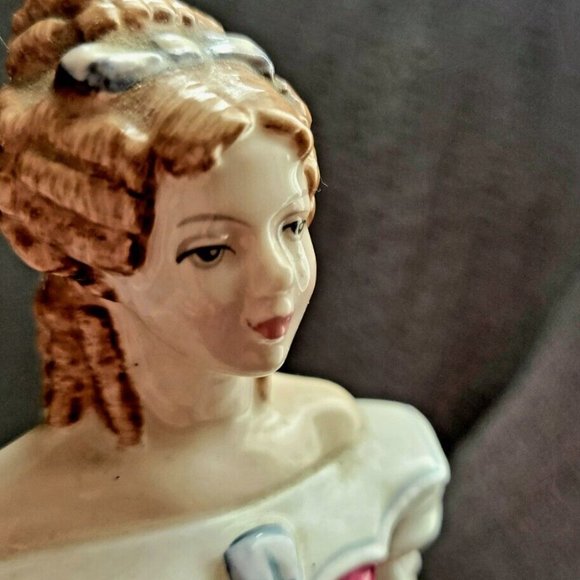 Gorgeous Royal Dulton sweet 16 figurine - Picture 7 of 10